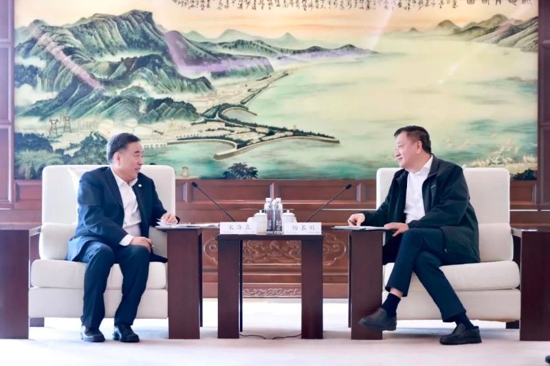 中國(guó)能建黨委書記、董事長(zhǎng)宋海良與中國(guó)廣核集團(tuán)黨委書記、董事長(zhǎng)楊長(zhǎng)利會(huì)談