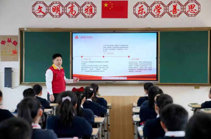 國網(wǎng)瑞安市供電公司:傳承雷鋒精神 弘揚(yáng)時(shí)代新風(fēng)