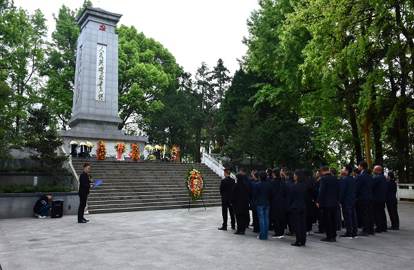 國網(wǎng)樂安縣供電公司開展“緬懷革命先烈 傳承紅色基因”祭掃英烈活動(dòng)
