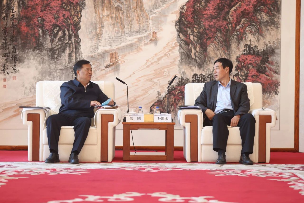 中國能建黨委副書記、總經(jīng)理孫洪水與青海省人大常委會(huì)副主任、海南州委書記呂剛座談