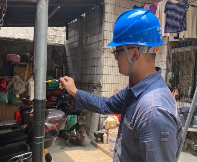 鐵皮屋“全身”帶有220伏電壓??？诠╇娋稚祥T排險