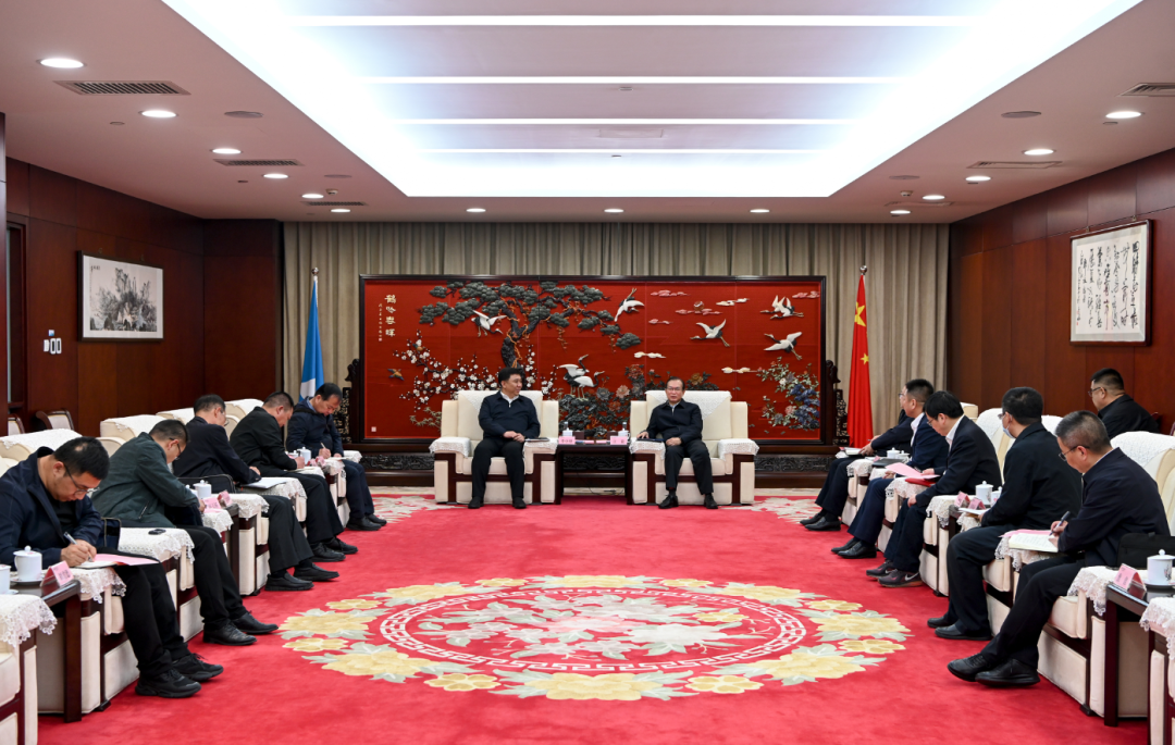 華電集團(tuán)黨組書記、董事長江毅與阿拉善盟委副書記、盟長李中增舉行會(huì)談