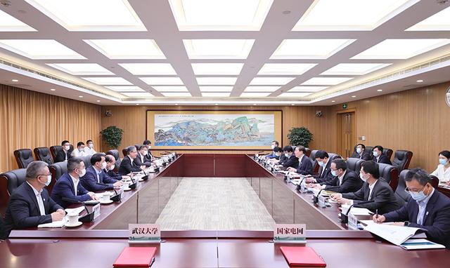 國家電網(wǎng)董事長辛保安、總經(jīng)理張智剛與武漢大學(xué)黨委書記黃泰巖、校長張平文會談