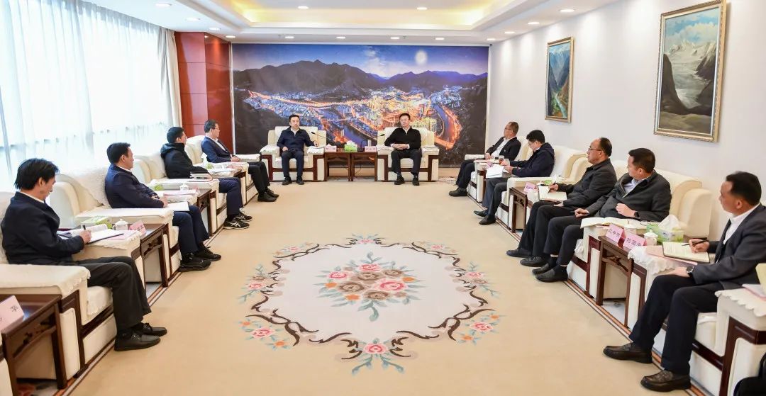 鄒磊與西藏自治區(qū)政府副主席、昌都市委書記龔會才，昌都市委副書記、市長羅慶伍會談