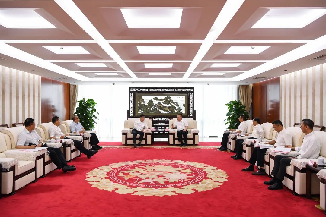 葉向東與甘肅省委常委、副省長(zhǎng)張錦剛舉行會(huì)談