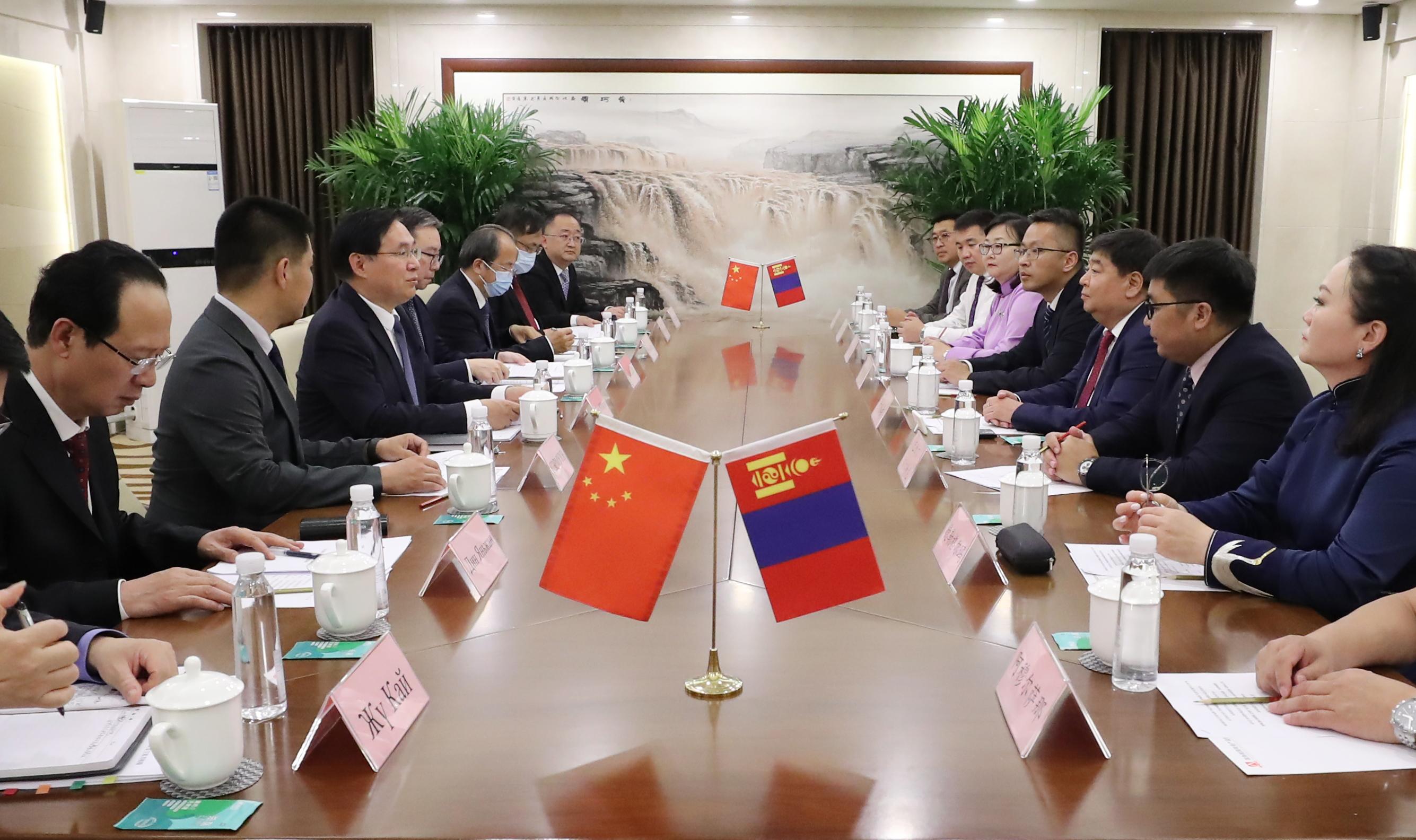 國務院國資委主任張玉卓會見蒙古國國資委主席青格勒