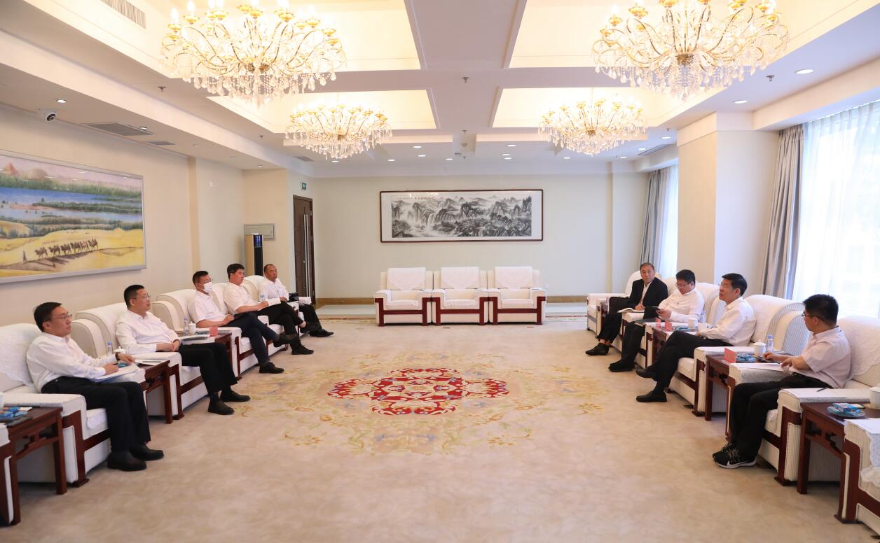 國(guó)家電投副總經(jīng)理、黨組成員徐樹(shù)彪與內(nèi)蒙古自治區(qū)黨委常委、常務(wù)副主席黃志強(qiáng)舉行會(huì)談