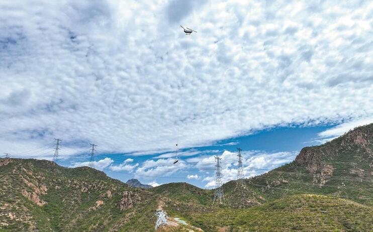 重載無人直升機首次規(guī)?；? width=