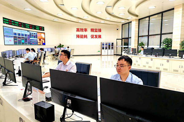 圖為運(yùn)行人員正在關(guān)注機(jī)組運(yùn)行參數(shù)變化情況