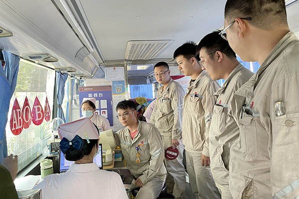 臨汾熱電公司組織“熱血與大愛同流，真情與奉獻(xiàn)同行”無償獻(xiàn)血活動(dòng)