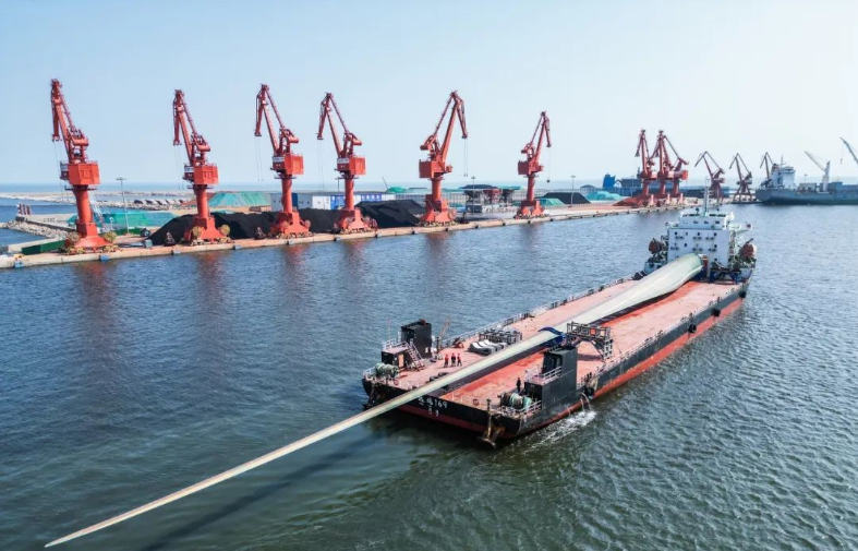 126米！超長風電葉片在山東港口煙臺港完成卸船