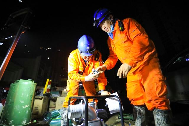 連續(xù)50小時(shí)攻堅(jiān)，鄭州電力點(diǎn)亮涿州最大住宅小區(qū)