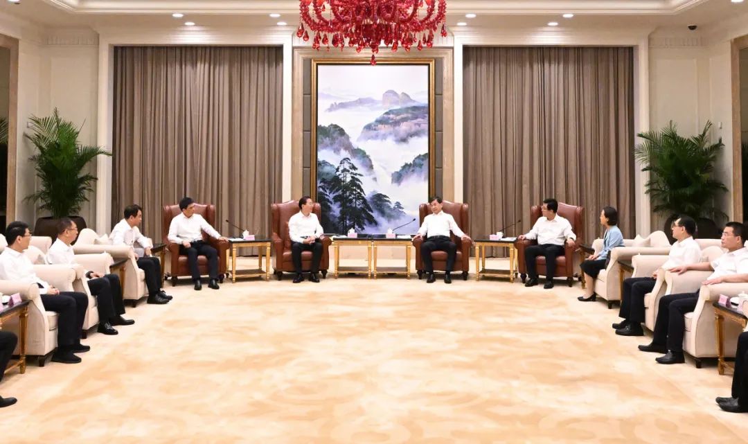 國家電網(wǎng)公司董事長、黨組書辛保安與福建省委書記周祖翼、省長趙龍會談