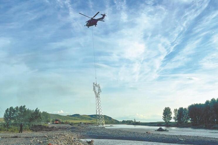 【搶險(xiǎn)救災(zāi) 我們在前線】國家電網(wǎng):在空中用2.3噸鐵塔“穿針引線”