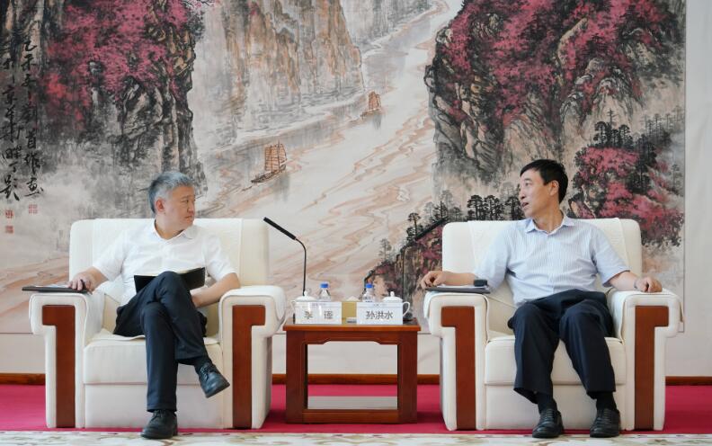 中國能建黨委副書記、總經(jīng)理孫洪水與重慶兩江投資集團(tuán)黨委書記、董事長李謹(jǐn)會(huì)談