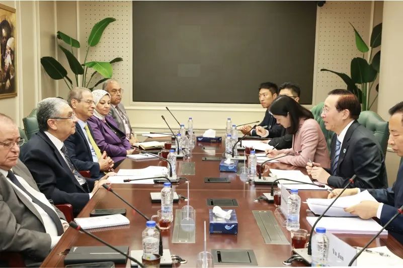 國(guó)家電網(wǎng)董事長(zhǎng)辛保安與埃及電力部部長(zhǎng)沙赫爾、中國(guó)駐埃及大使廖力強(qiáng)會(huì)談