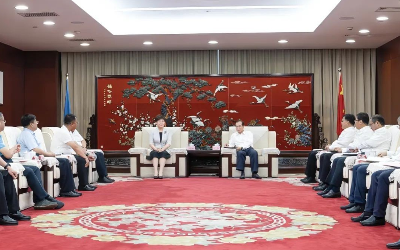 華電集團(tuán)董事長(zhǎng)江毅與阿拉善盟盟委書(shū)記黃雅麗會(huì)談