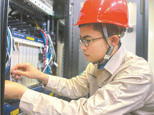 肖云杰： 刻苦鉆研，他成了電力通信骨干