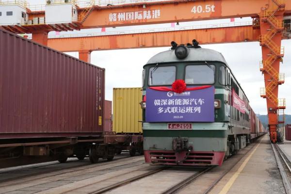 國產(chǎn)新能源汽車，坐火車“出?！?