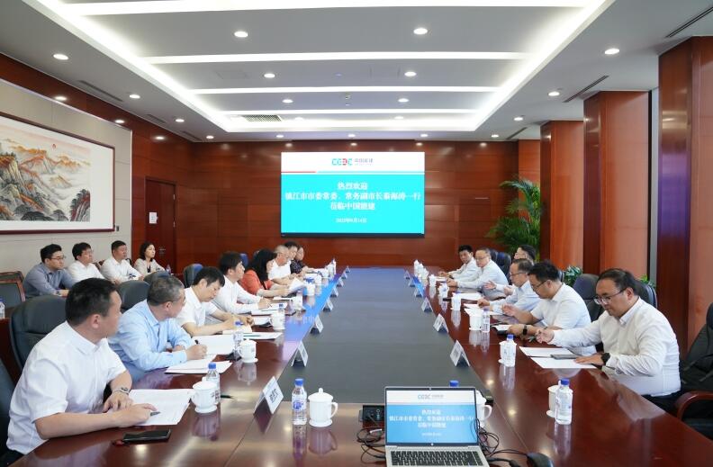 李麗娜與鎮(zhèn)江市委常委、常務(wù)副市長(zhǎng)秦海濤會(huì)談