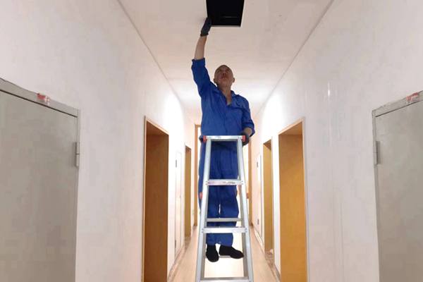 圖為物業(yè)人員利用節(jié)假日對值班宿舍電纜廊道、空調(diào)管道進行檢查和維護