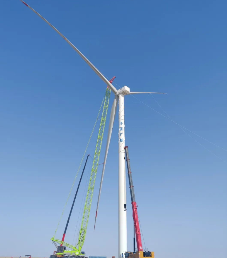 中廣核若羌100萬千瓦風(fēng)電項目完成首臺風(fēng)機(jī)吊裝