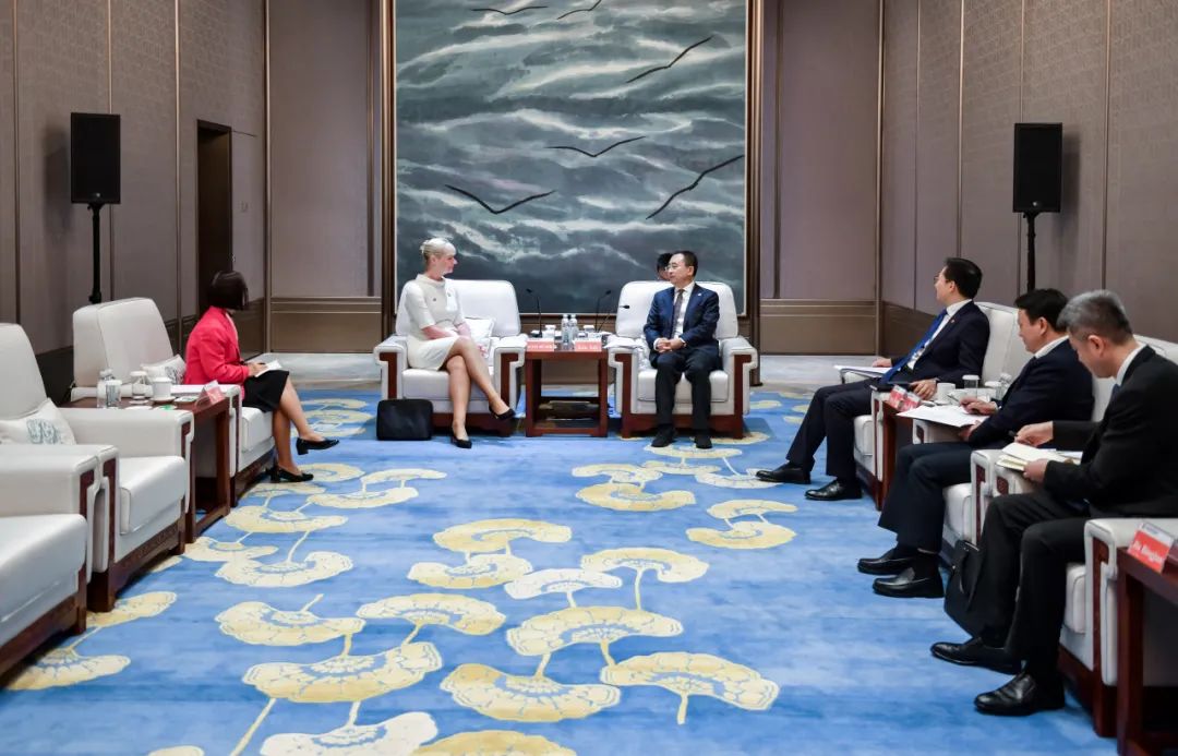 鄒磊與世界能源理事會(huì)秘書長兼首席執(zhí)行官安吉拉·威爾金森博士會(huì)談