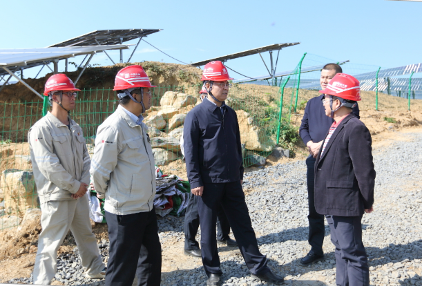 華銀電力黨委書(shū)記、董事長(zhǎng)賀子波到婁底百萬(wàn)光伏基地、金電公司調(diào)研指導(dǎo)