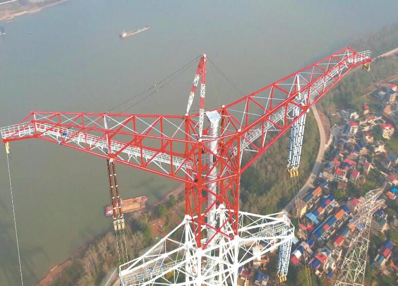 1000千伏武漢—南昌特高壓工程長江大跨越放線現場