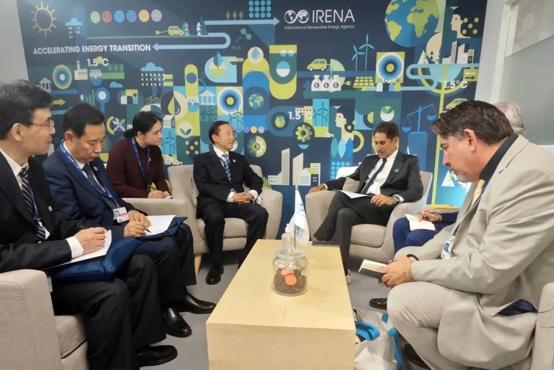 國家電網(wǎng)董事長辛保安與國際可再生能源署總干事卡梅拉、阿布扎比能源局主席阿爾馬拉爾、聯(lián)合國可持續(xù)發(fā)展解決方案網(wǎng)絡(luò)主席薩克斯會(huì)談