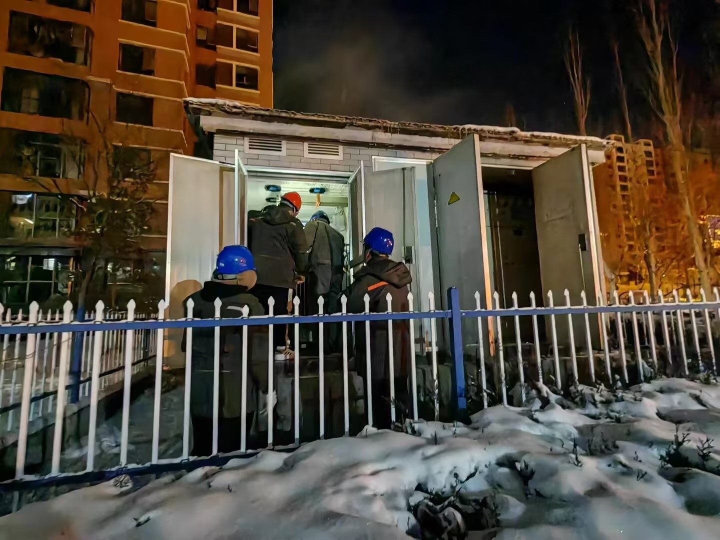 風(fēng)雪來(lái)襲入冬寒，電力搶修送溫暖