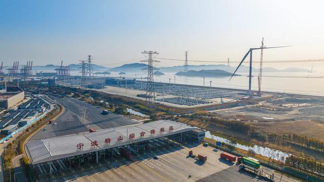浙江省首個低碳碼頭示范工程首臺風(fēng)機并網(wǎng)發(fā)電