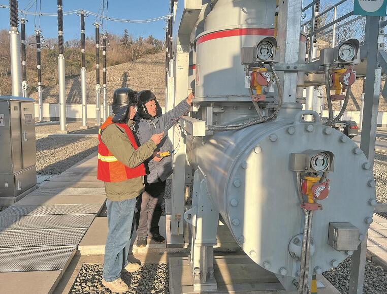 國網(wǎng)安徽超高壓公司度冬保供，帶電檢測主網(wǎng)設(shè)備