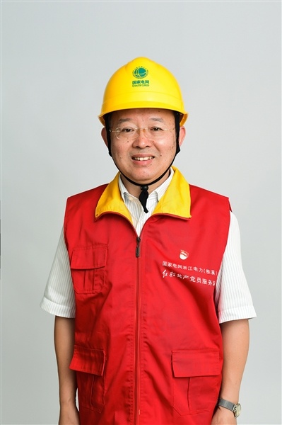 全國(guó)人大代表、國(guó)網(wǎng)浙江慈溪市供電公司客服中心社區(qū)經(jīng)理錢(qián)海軍——讓訴訟服務(wù)之光照亮千家萬(wàn)戶(hù)