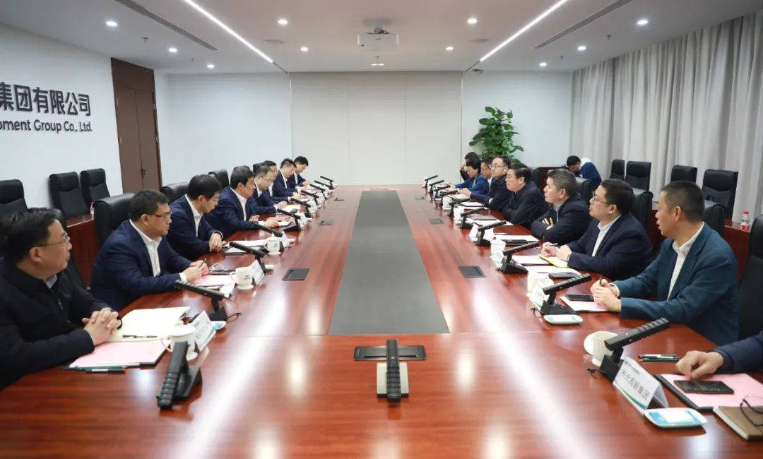 中國電氣裝備黨委書記、董事長白忠泉會見上海市靜安區(qū)委書記于勇