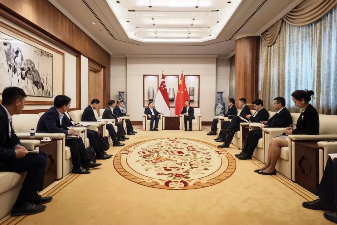 中國(guó)能建黨委書記、董事長(zhǎng)宋海良與中國(guó)駐新加坡大使館臨時(shí)代辦朱憬會(huì)談