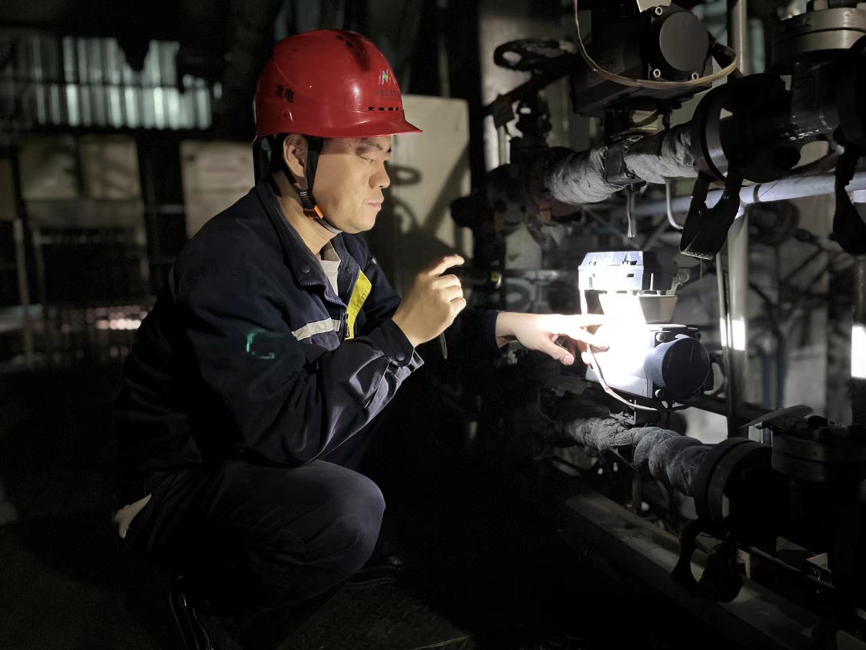 張濤：“只要需要我就一直在，同他們一起，做設備穩(wěn)定的護航人！”