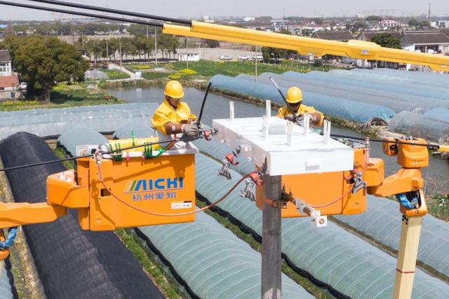 “零感知”帶電作業(yè)，農(nóng)村電網(wǎng)持續(xù)改造升級(jí)