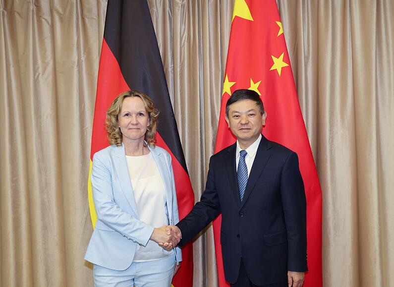 生態(tài)環(huán)境部部長(zhǎng)黃潤(rùn)秋會(huì)見(jiàn)德國(guó)聯(lián)邦環(huán)境、自然保護(hù)、核安全與消費(fèi)者保護(hù)部長(zhǎng)萊姆克