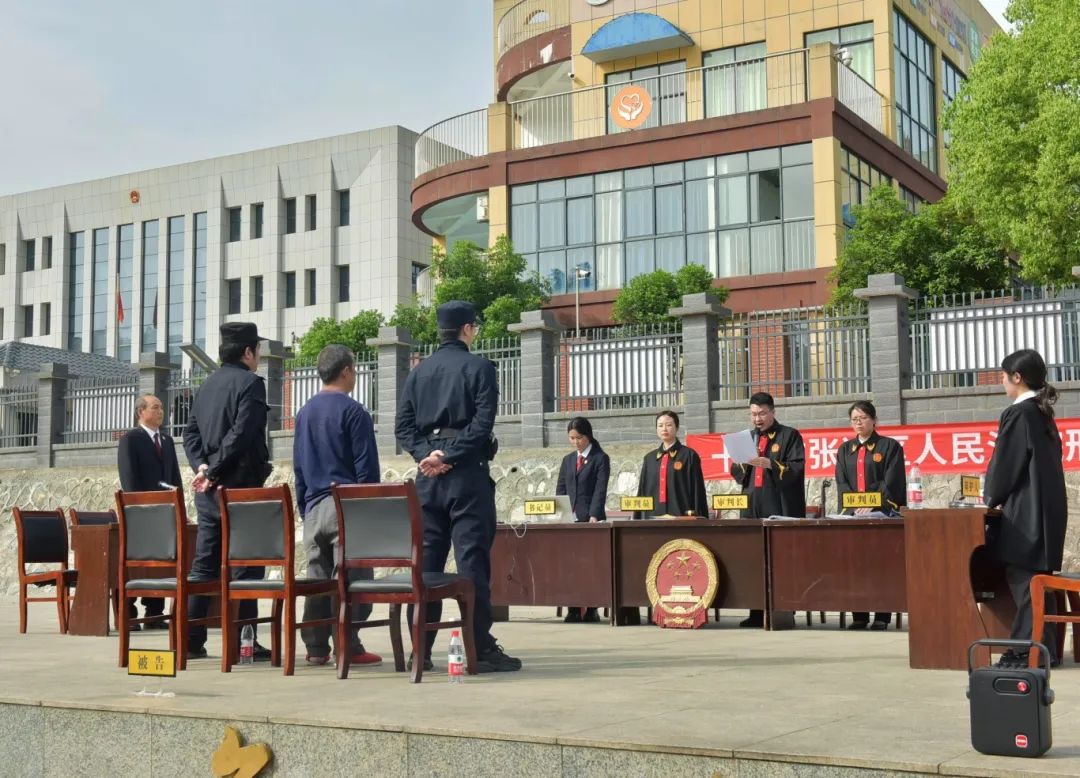 湖北十堰：架電網(wǎng)觸“法網(wǎng)”，變庭審為“課堂”