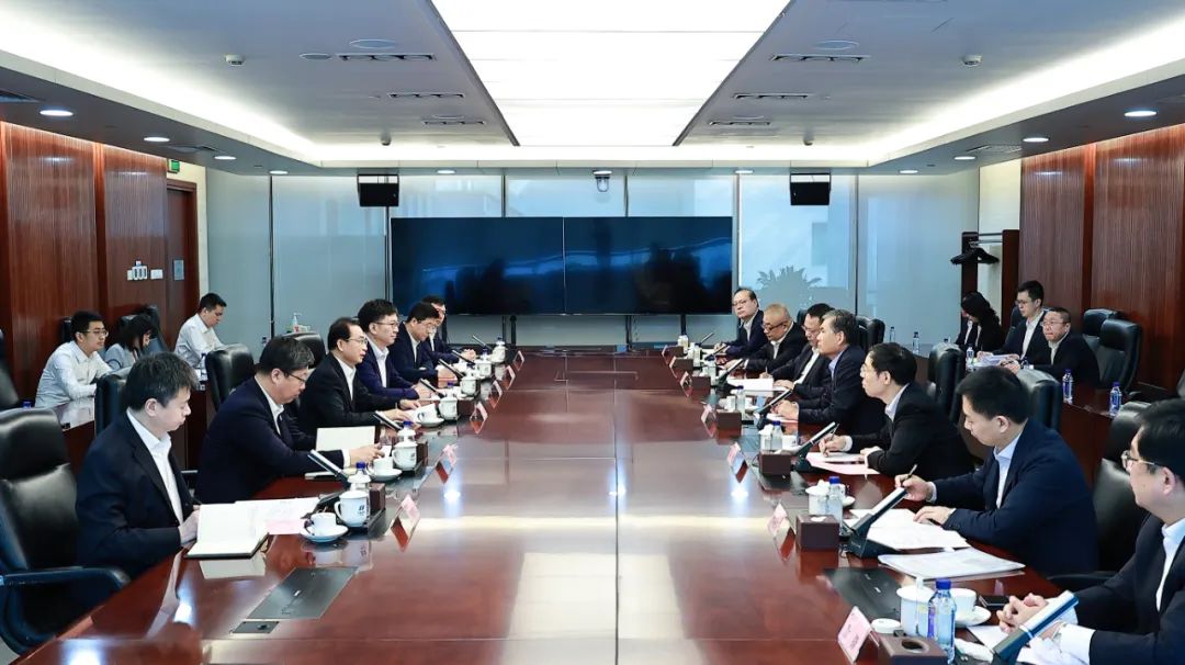 華電集團(tuán)黨組書記、董事長(zhǎng)江毅與中國太平保險(xiǎn)集團(tuán)黨委書記、董事長(zhǎng)王思東舉行會(huì)談