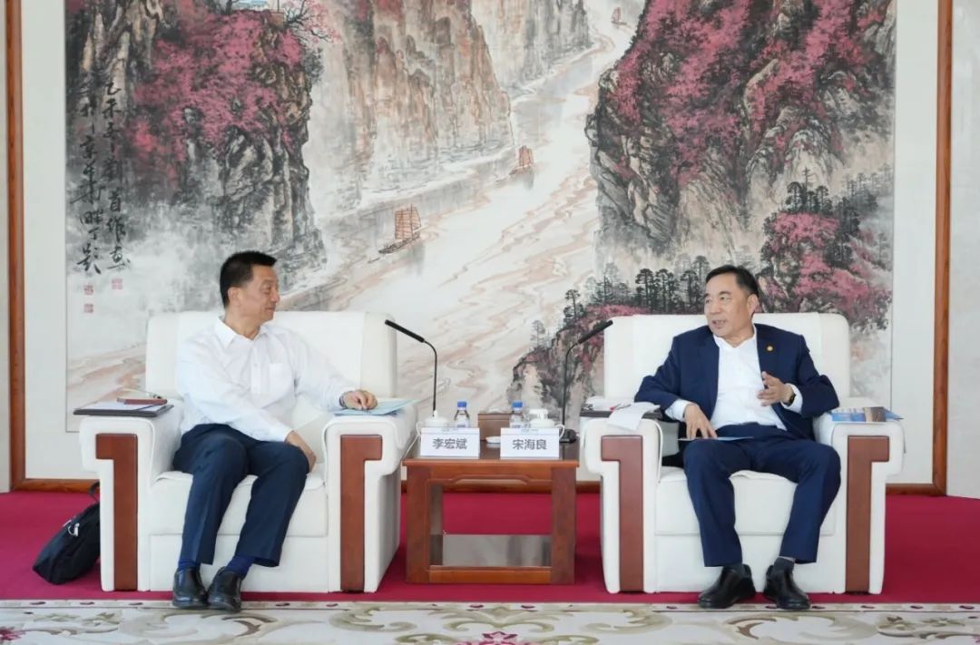 中國能建黨委書記、董事長宋海良與新疆住建廳黨組書記、副廳長李宏斌會談