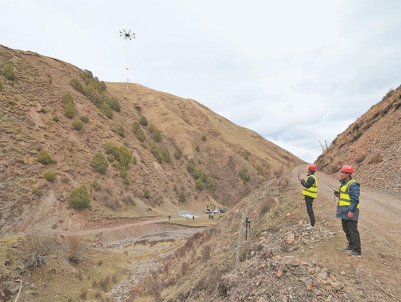 海拔4000米，重載無人機(jī)吊運工程物資