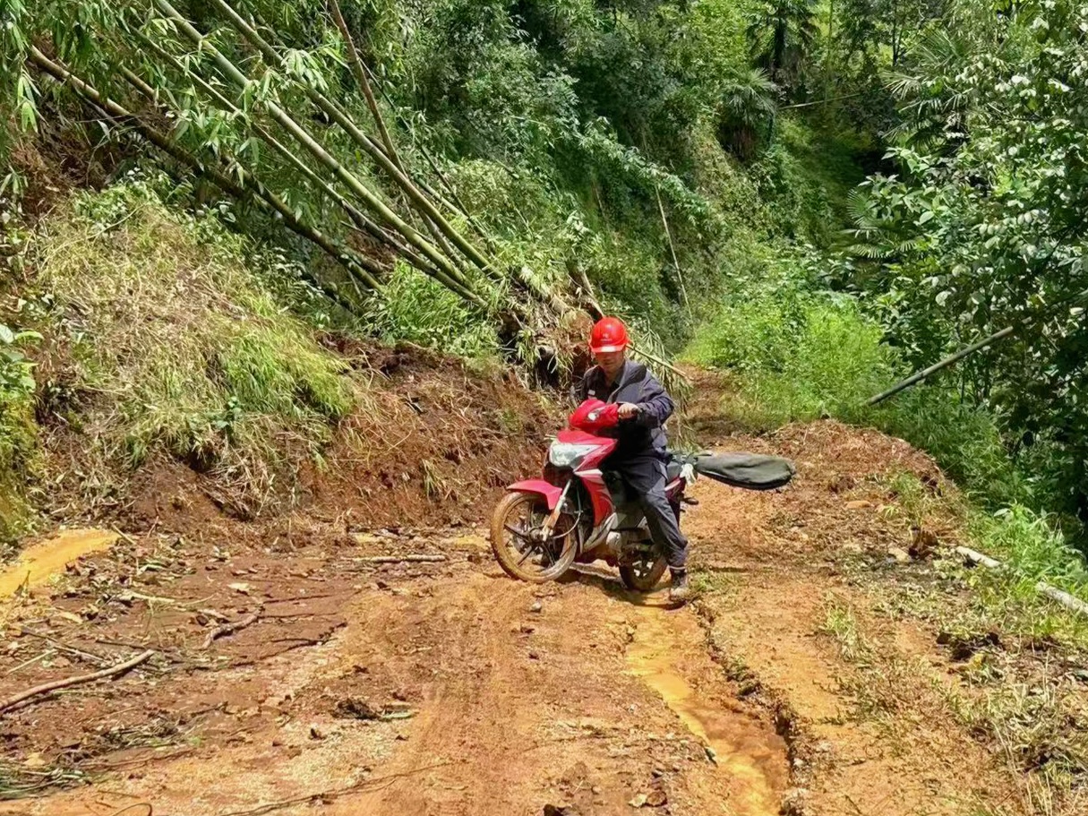 臨滄永德供電局：風(fēng)里雨里深夜里，從未退縮