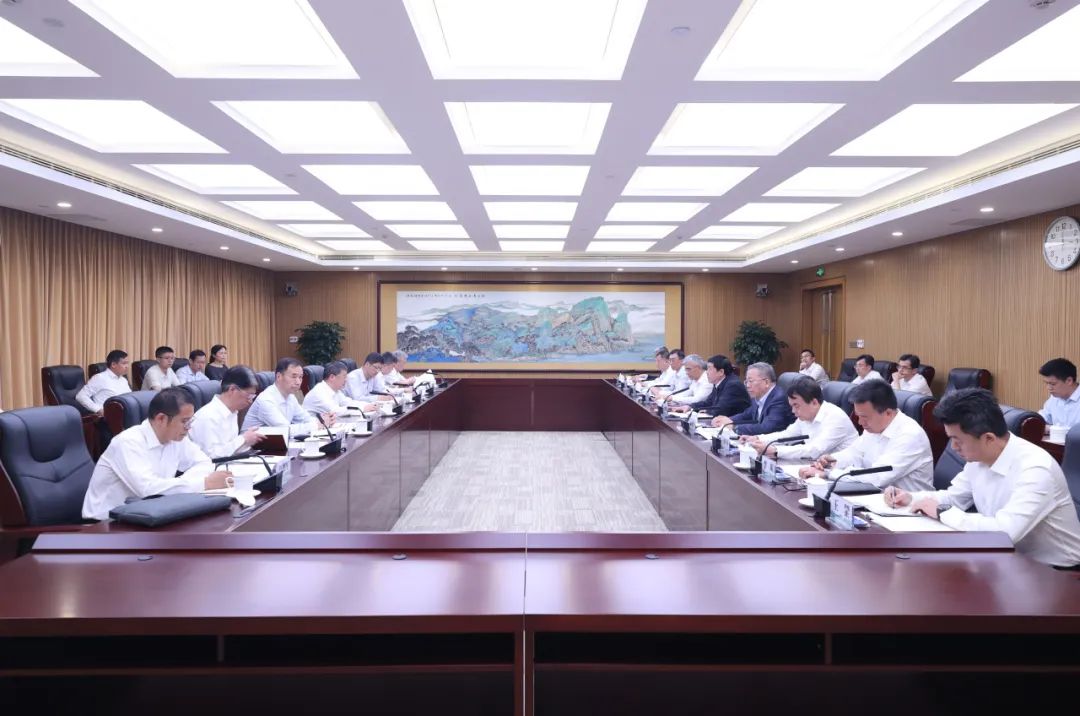國(guó)家能源局黨組書(shū)記、局長(zhǎng)章建華赴國(guó)家電網(wǎng)公司調(diào)研迎峰度夏電力保供工作