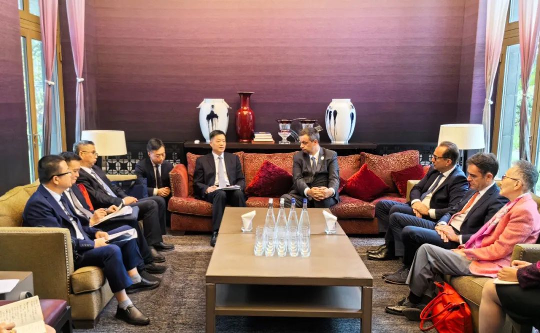 東方電氣集團黨組書記、董事長俞培根與法國電力集團董事長兼首席執(zhí)行官呂克·雷蒙會談