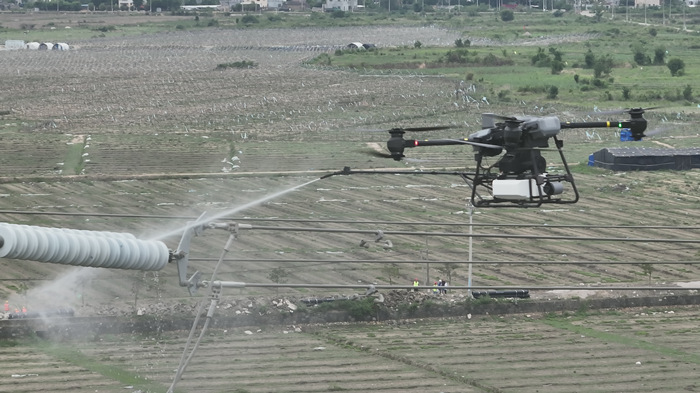 海南電網(wǎng)首次開展規(guī)?；療o人機(jī)沖洗作業(yè)