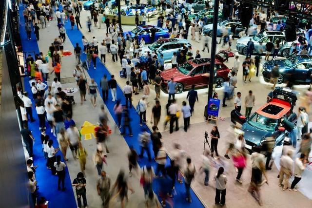 新能源車，熱!燃油車，冷!