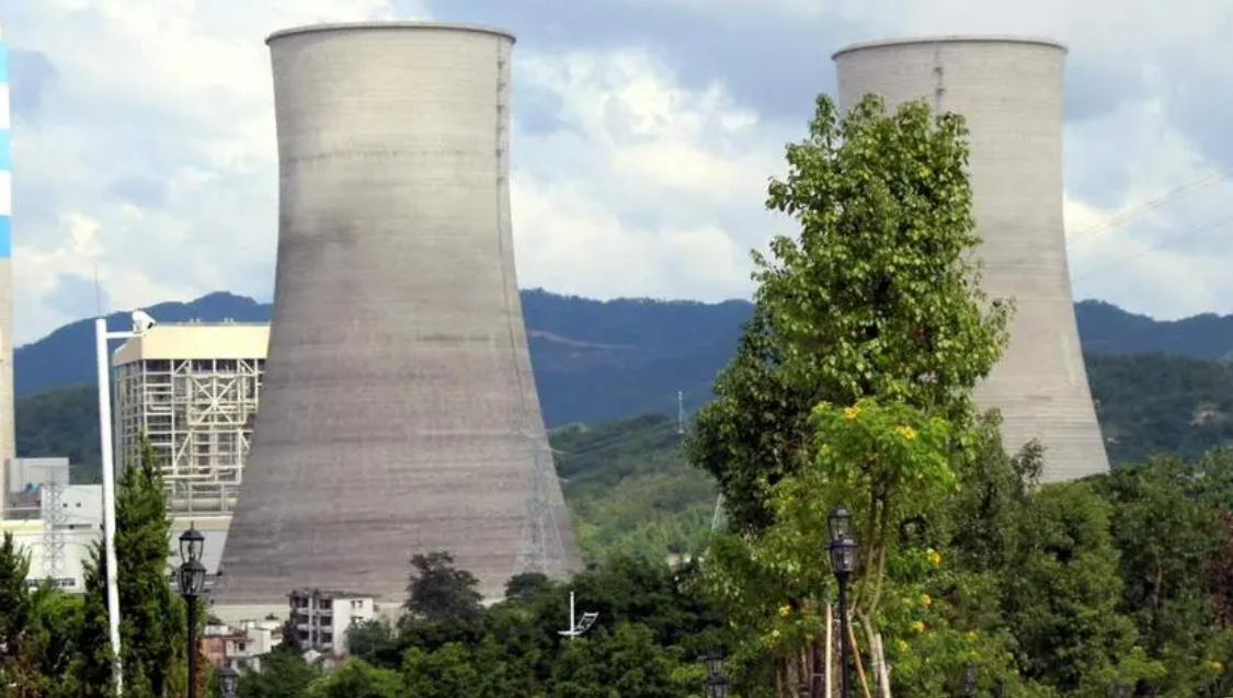 粵電大埔電廠二期工程2×1000MW機組4號冷卻塔順利到頂