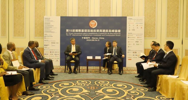 葛洲壩集團黨委書記、董事長譚華與安哥拉能源水利部部長若昂·博爾熱斯座談